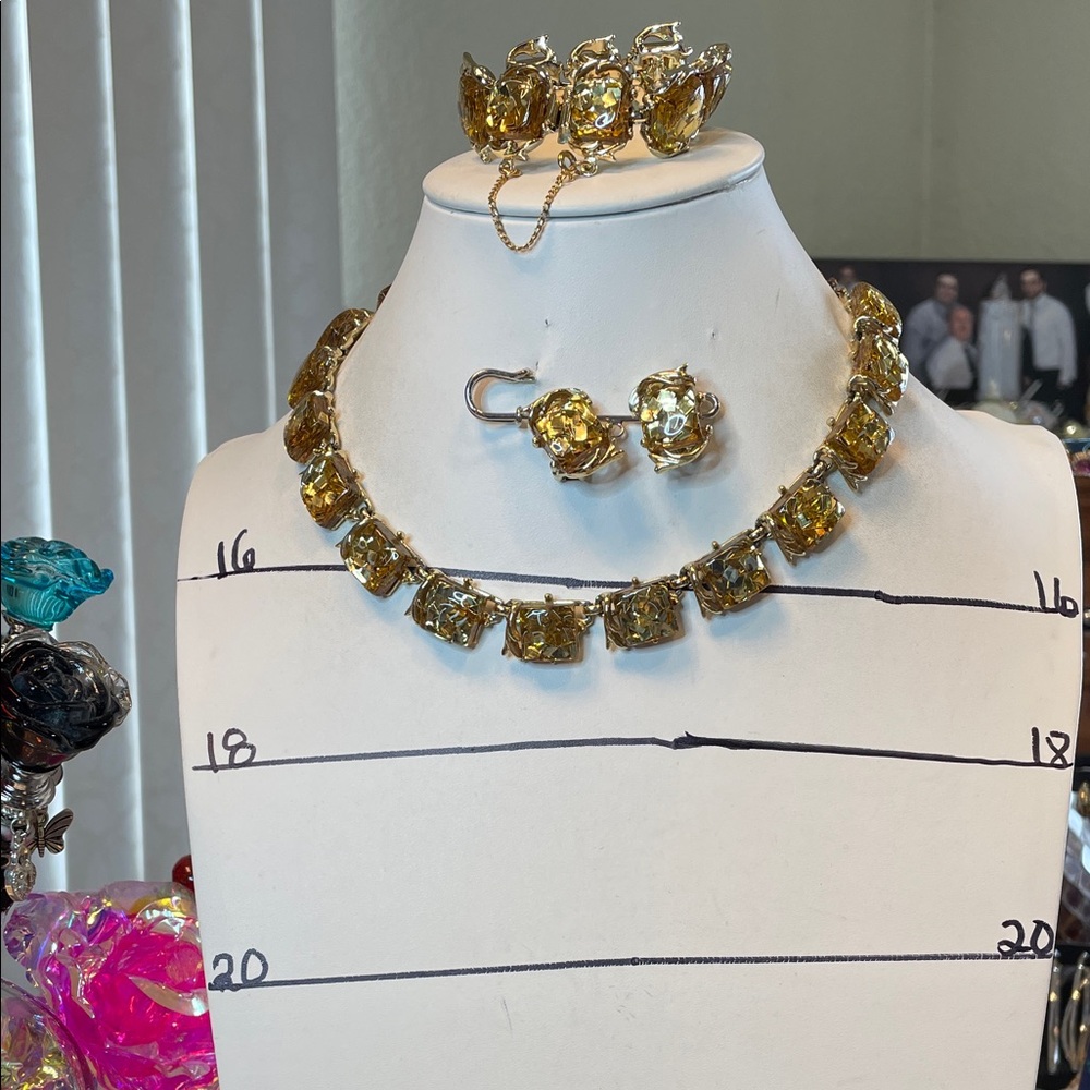 Gold-Toned Confetti Lucite Necklace, Bracelet and Earring Set - Picture 4 of 12